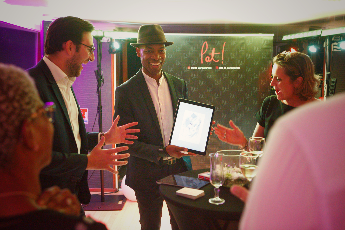 Tom Coss Magicien - Pat Caricaturiste iPad