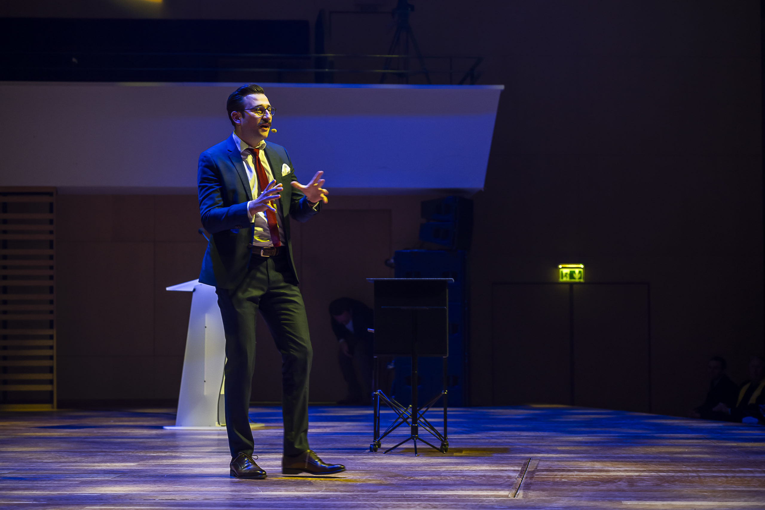 Tom Coss Mentaliste en costume de scène sur la scène